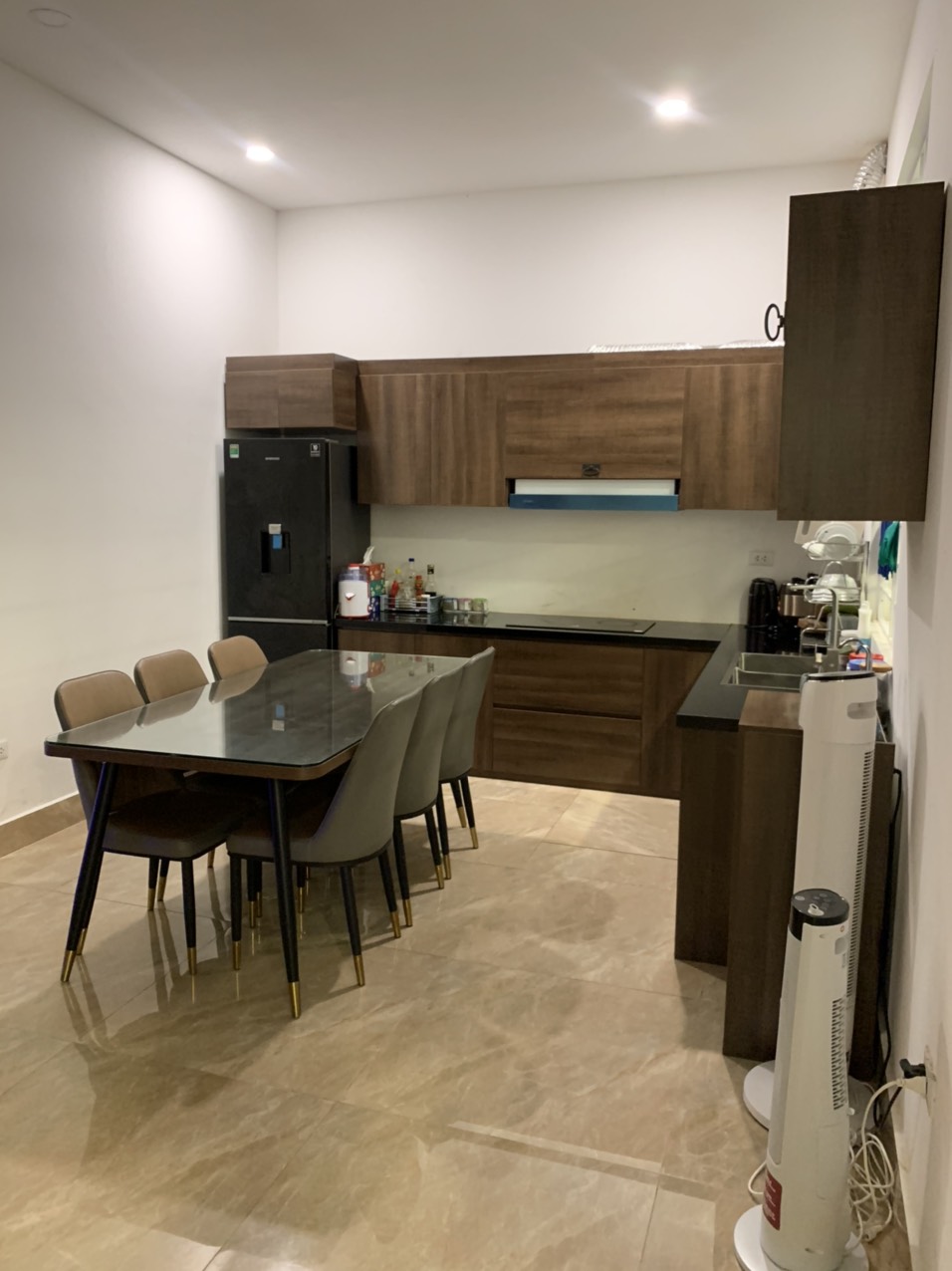 Chính chủ cho thuê biệt thự 3 tầng 220m2 giá 60 triệu/tháng tại KĐT Dịch Vọng, ngay cạnh công viên Cầu Giấy vô cùng sầm uất